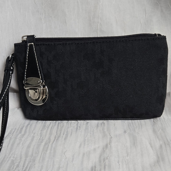 NY&C Wristlet/Pouch with Silver Lock Accent - Picture 1 of 7